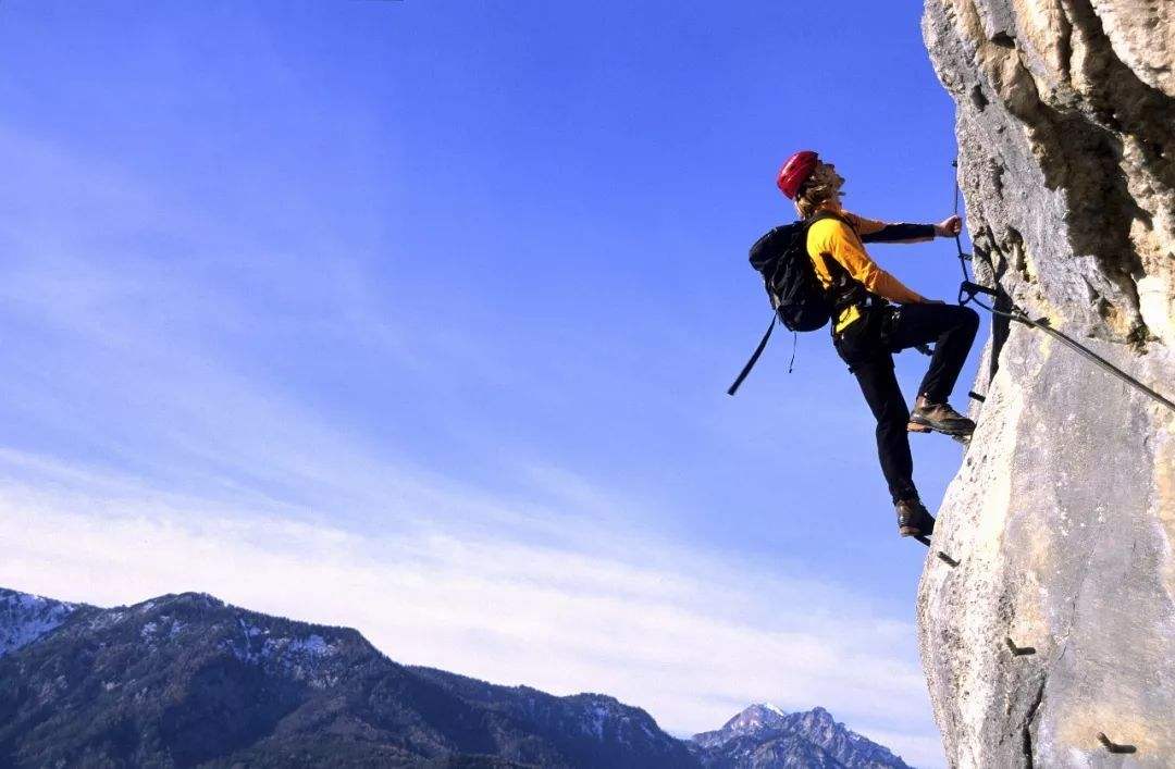 锻炼方法很多,都会选择最轻松的爬山运动